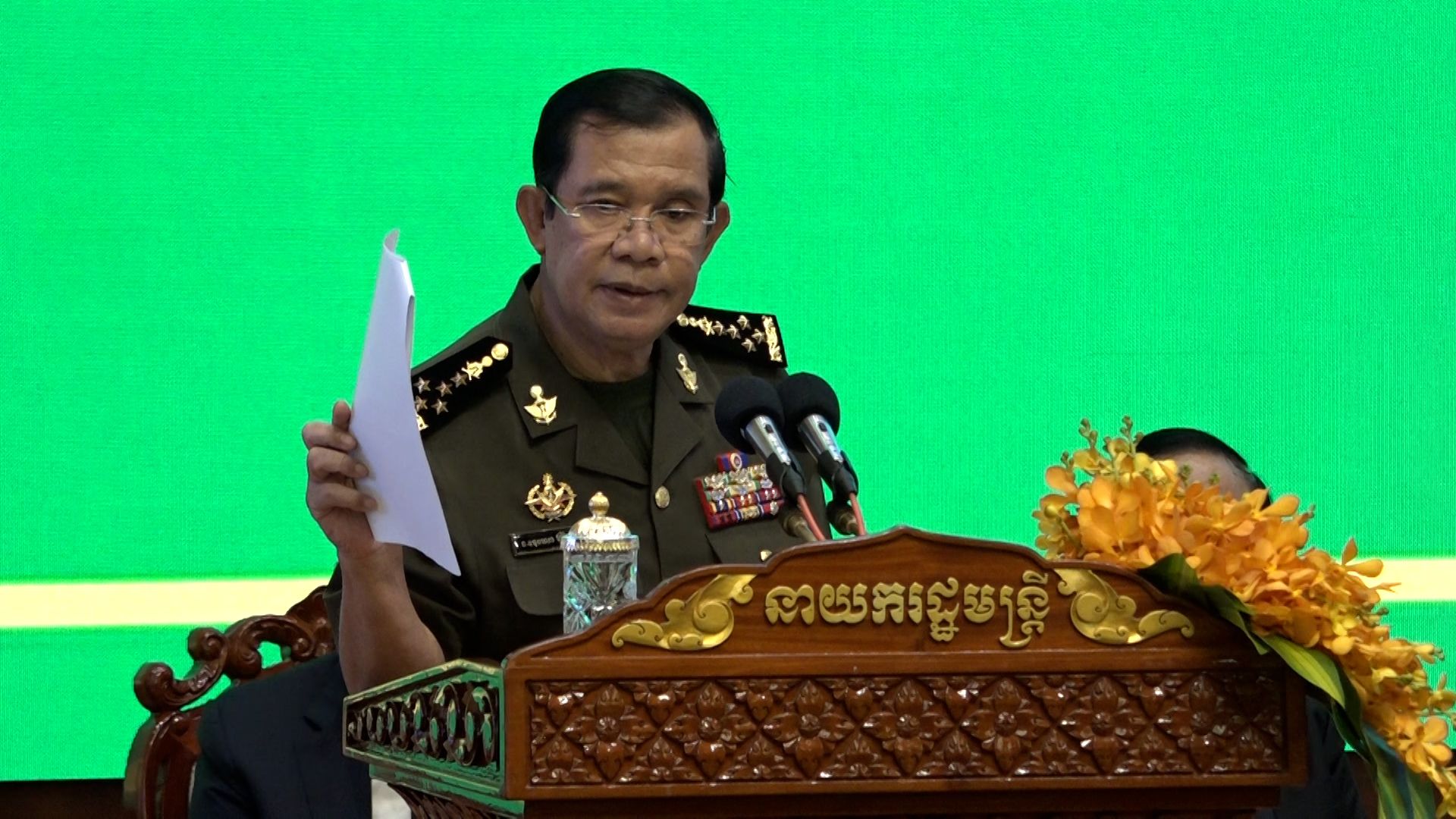 សម្តេចតេជោ ហ៊ុន សែន បញ្ជាក់ច្បាស់ថា អ្នកណាហ៊ានប៉ះពាល់រដ្ឋធម្មនុញ្ញកម្លាំងប្រដាប់អាវុធ ត្រូវកំទេចចោល