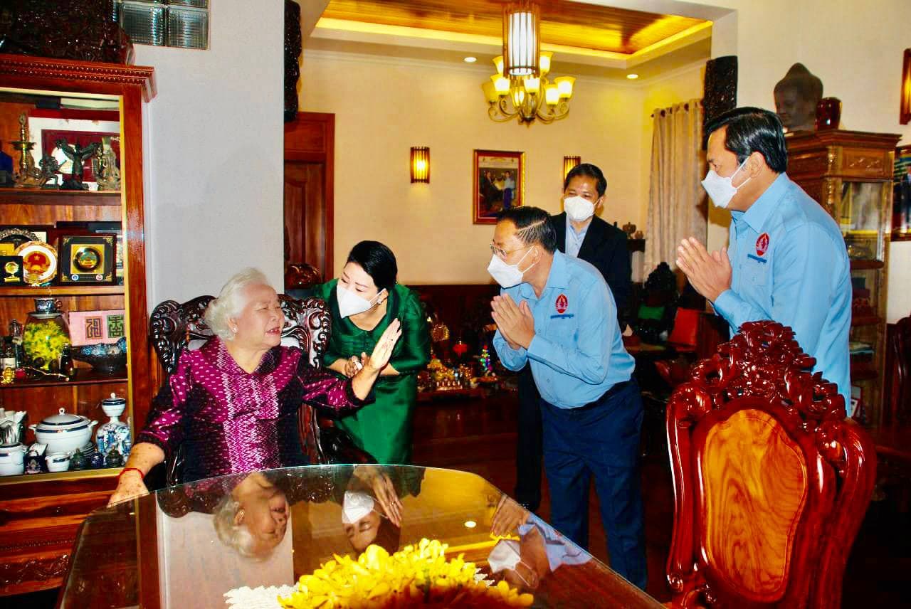 ឯកឧត្តម ចាយ បូរិន តំណាងដ៏ខ្ពង់ខ្ពស់ ឯកឧត្តម ហ៊ុន ម៉ាណែត អញ្ជើញសួរសុខទុក្ខ លោកជំទាវ ហូ ណូន ដល់គេហដ្ឋាននៅរាជធានីភ្នំពេញ