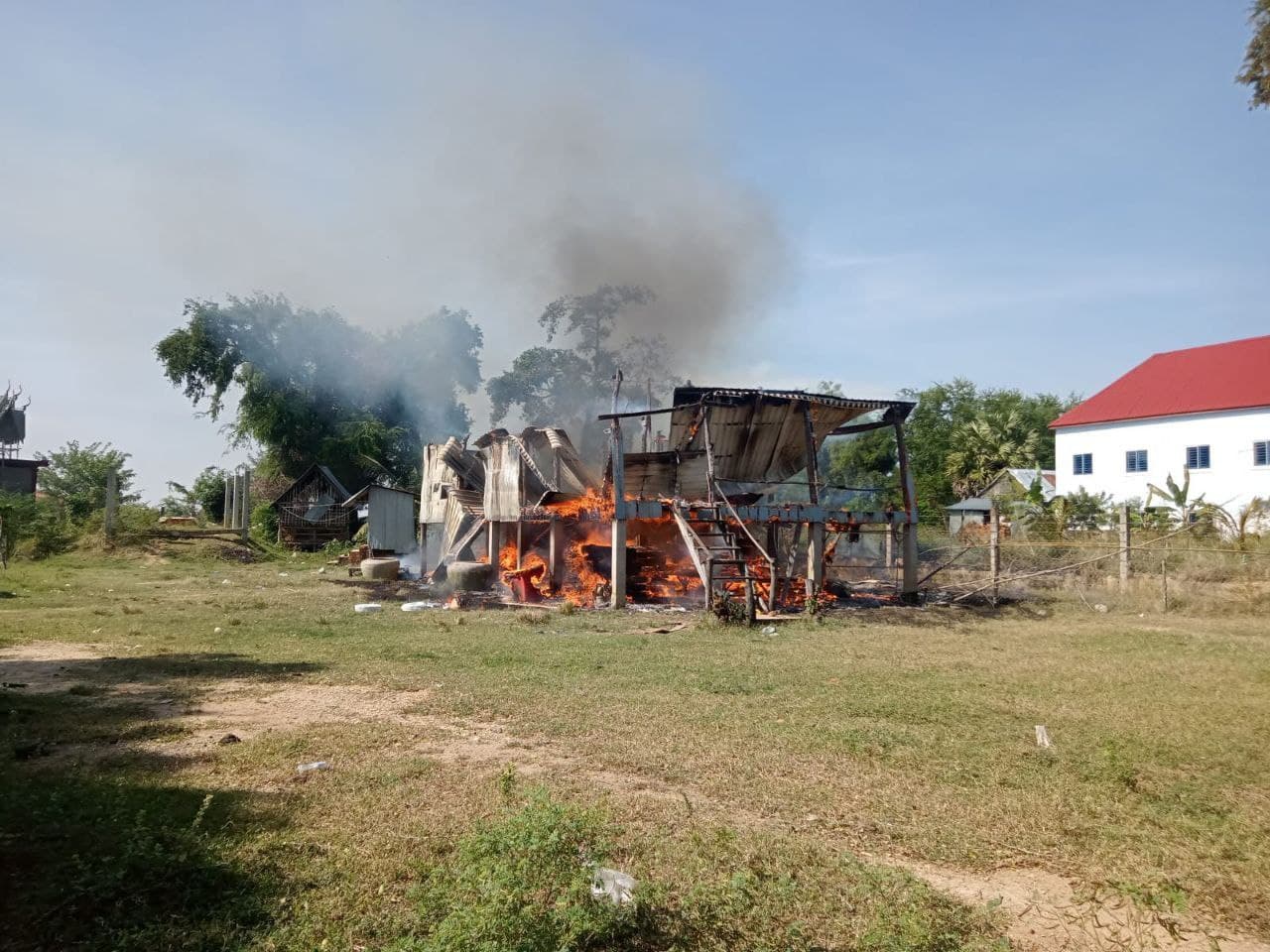 ផ្ទះមួយខ្នងធ្វើអំពីឈើប្រក់ស័ង្កសី មានទំហំ ៧ម៉ែត្រ គុណនិង ១០ម៉ែត្រ ត្រូវបានអគ្គីភ័យឆាប់ឆេះអស់ទាំងស្រុង ដោយសារដាំបាយ និងចង្ក្រានហ្គាស ទុកចោល