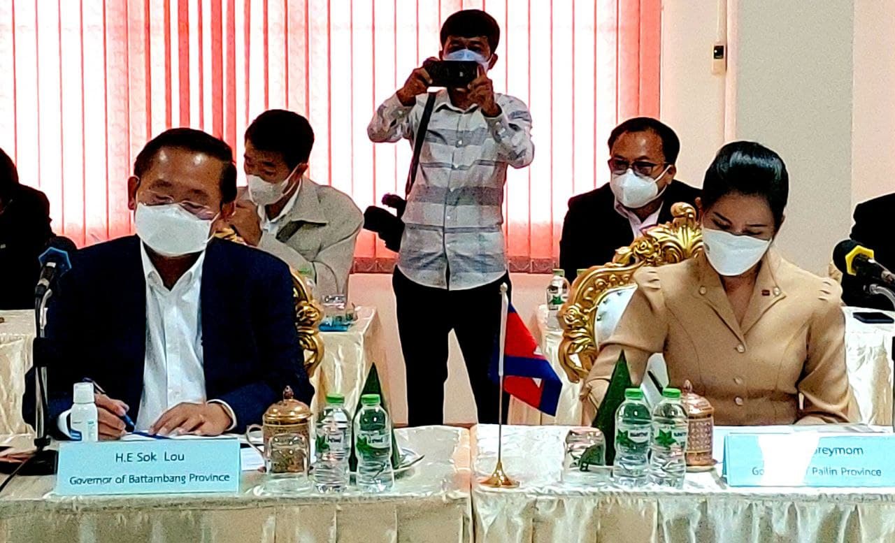 ខេត្តចំនួន៣នៃកម្ពុជា-ថៃ” ខេត្តបាត់ដំបង ប៉ៃលិន និងខេត្តច័ន្ទបុរី ” បានជួបប្រជុំពិភាក្សា ដោយផ្តោតគ្រោងបើកច្រកទ្វារព្រំដែនដើម្បីទទួលយកពលករខ្មែរតាមរដូវកាល ក្នុងជំហានសាកល្បង ឲ្យចូលទៅធ្វើការនៅក្នុងប្រទេសថៃ ដោយស្របច្បាប់