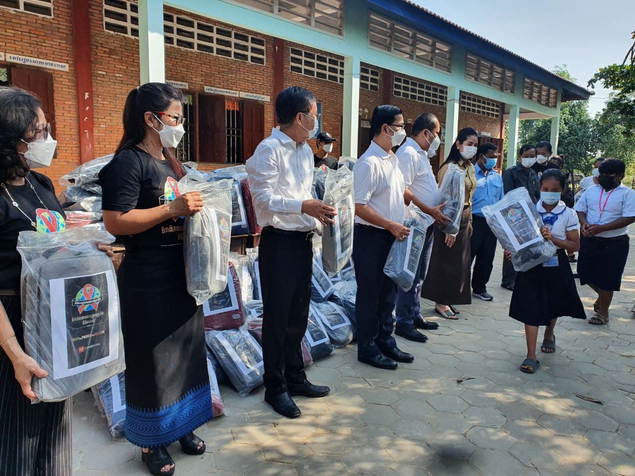 សិស្សក្រីក្រជាង ១០០នាក់ ទទួលបានអំណោយសម្ភារៈសិក្សាពីអង្គការក្រៅរដ្ឋាភិបាល