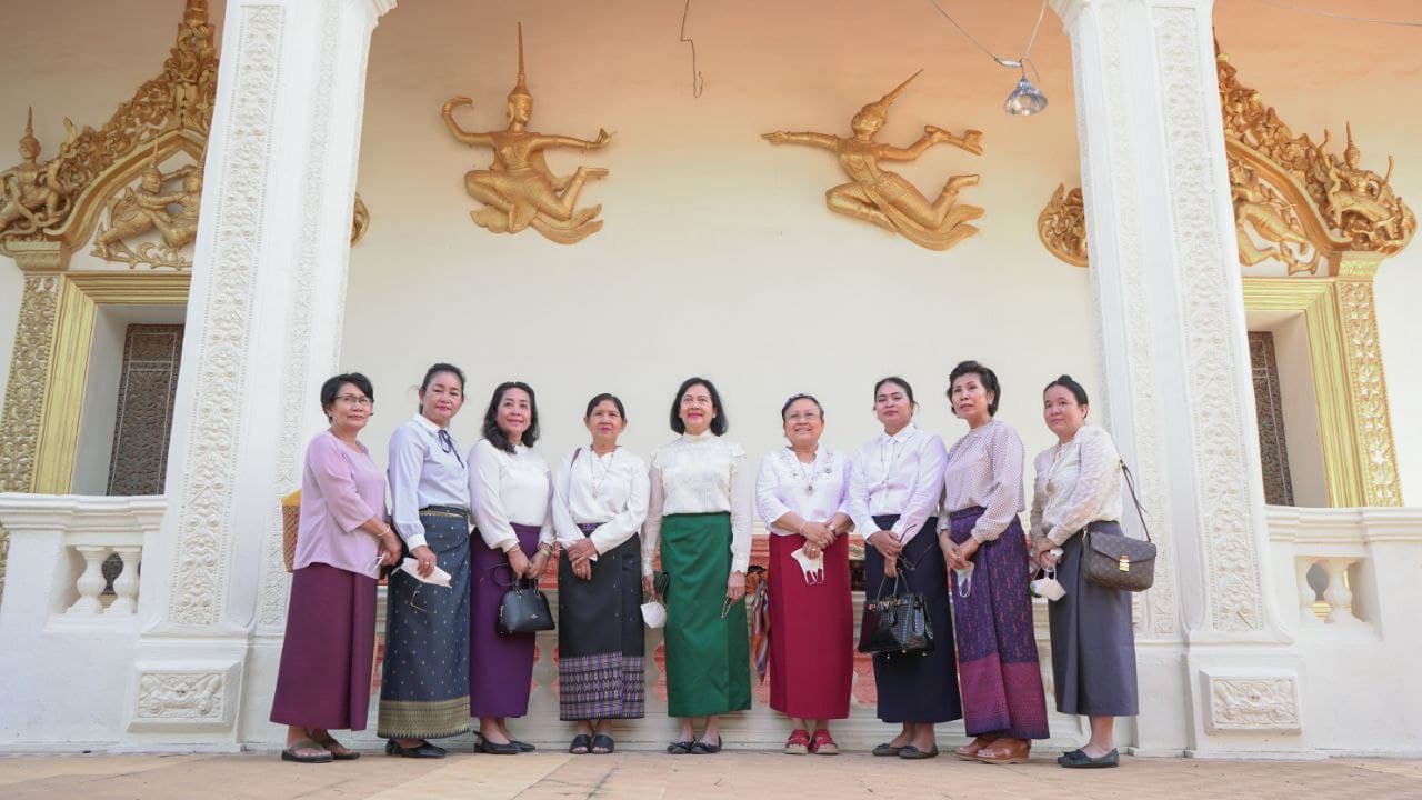 លោកជំទាវ ទេពរង្ស៊ី-ខៀវកាញារីទ្ធ នាំយកទេយ្យទានប្រគេនព្រះសង្ឃវត្តរាជបូណ៌