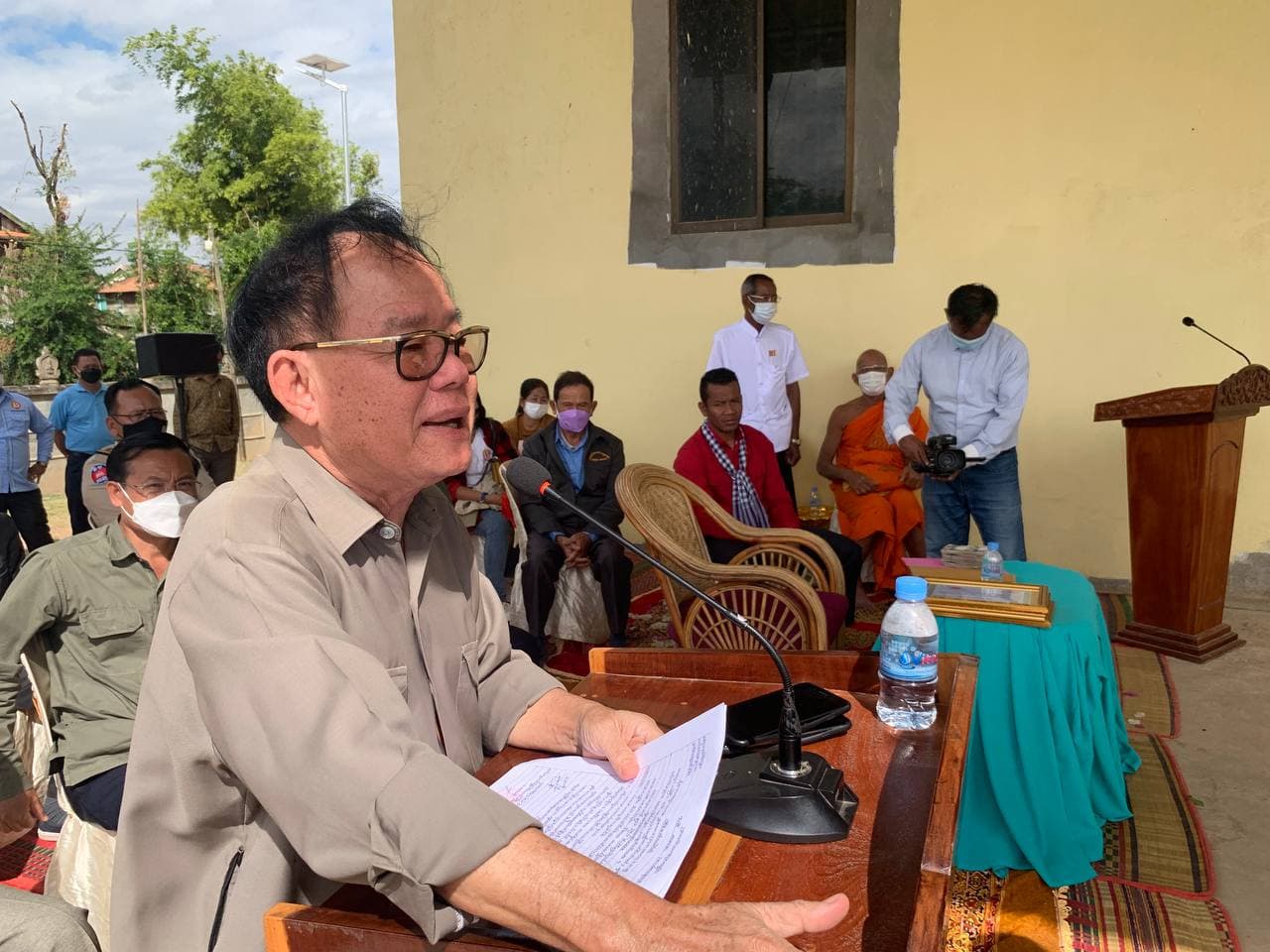 ឧកញ៉ា ឡូវ ហ៊ឺង នាំមកនូវអំណោយ ឯកឧត្តម ឧត្តមសេនីយ ហ៊ុន ម៉ាណែត ផ្តល់ជូនប្រជាពលរដ្ឋ នៅក្នុងភូមិជន្លាត់ដៃ ឃុំទងត្រឡាច ស្រុកស្រីសន្ធរ ខេត្តកំពង់ចាម