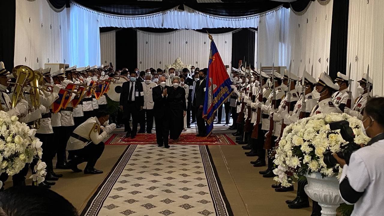 ព្រះមហាក្សត្រ និងសម្តេចព្រះមហាក្សត្រី យាងគោរពព្រះវិញ្ញាណក្ខន្ធព្រះសពសម្ដេចក្រុមព្រះ នរោត្តម រណឫទ្ធិ