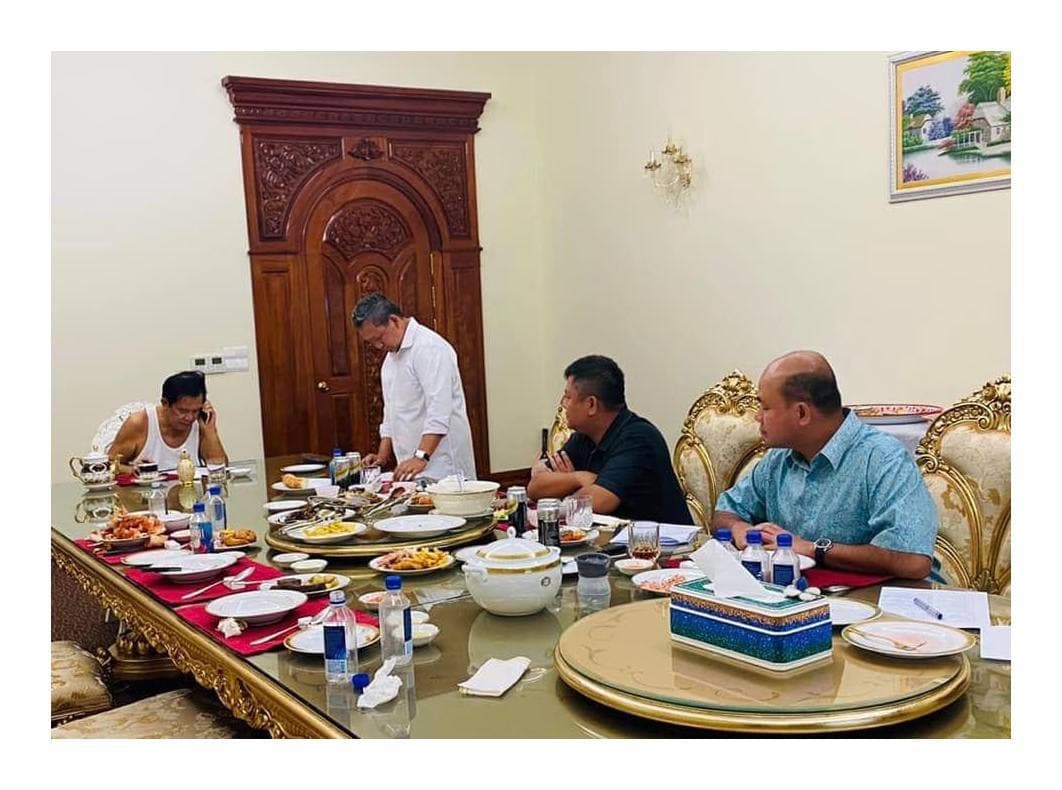 សម្តេចតេជោ៖ ខ្ញុំមានបញ្ញវន្តនៅជុំវិញខ្លួនសរុប ១០នាក់ ប៉ុន្តែបញ្ញវន្តដែលយកមកនៅជាប់ខ្លួនឧស្សាហ៍ហៅមកជំនុំផ្តល់នូវមតិ គឺកូនប្រុសបីនាក់