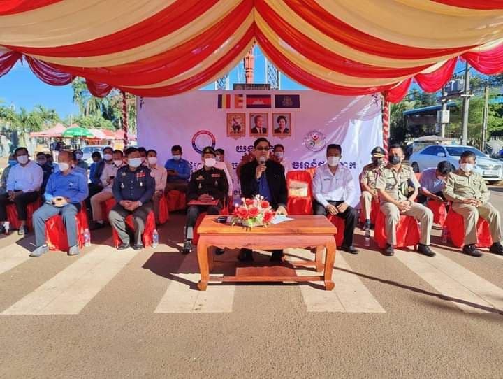 មន្ទីរសាធារណការ និងដឹកជញ្ជូនខេត្តរតនគិរី សហការជាមួយ នគរបាលចរាចរណ៍ផ្លូវគោកខេត្ត បន្តយុទ្ធនាការអប់រំផ្សព្វផ្សាយ ស្តីពីសុវត្ថិភាពចរាចរណ៍ផ្លូវគោក និងចែកមួកសុវត្ថិភាពដល់បងប្អូនប្រជាពលរដ្ឋ