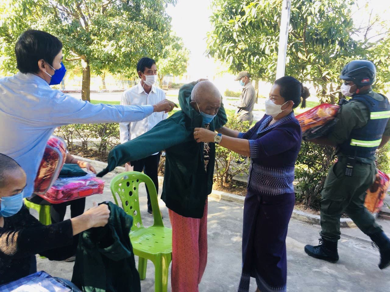 ជនអនាថា ចាស់ជរា ជនវិបល្លាសស្មារតី ជាង ៤០០នាក់ រស់នៅមជ្ឈមណ្ឌលសំចតសង្គមកិច្ច ទទួលបានអាវរងា ភួយនិងក្រមា