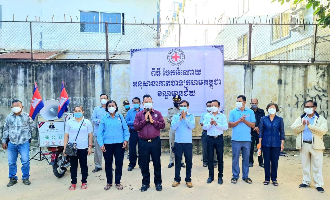 ប្រជាពលរដ្ឋដែលមានជីវភាពខ្វះខាត ៥០គ្រួសារ រស់នៅក្នុងសង្កាត់ស្ទឹងមានជ័យទី១ ខណ្ឌមានជ័យ ទទួលអំណោយមនុស្សធម៌ ពីអនុសាខាកាកបាទក្រហម ខណ្ឌមានជ័យ