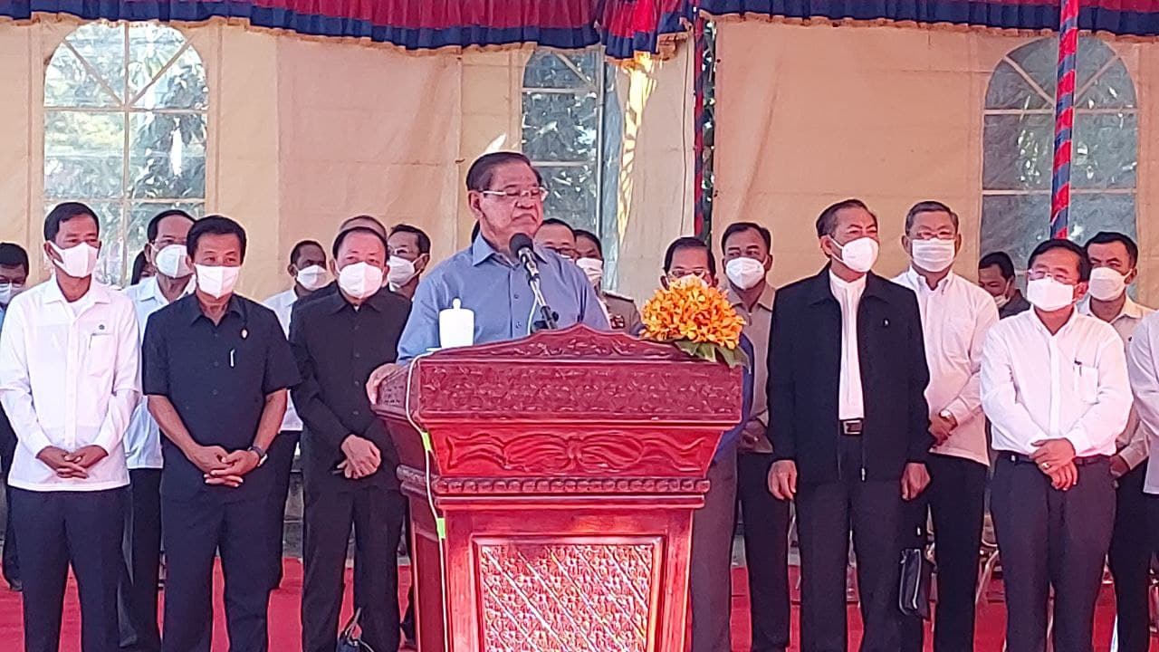 សម្តេចក្រឡាហោមបានដាក់បទបញ្ជាឲ្យត្រួតពិនិត្យឡើងវិញ ពាក់ព័ន្ធមន្ត្រីប៉ូលីសដែលអត់ឆ្លងកាត់សាលា ឲ្យតម្រង់ជួរចូលសាលាហ្វឹកហ្វឺននិងចុះធ្វើសវនកម្មពិនិត្យមើលមន្ត្រីប៉ូលីសធ្វើការ៣-៥ឆ្នាំមិនបានឡើងសក្តិ៍ តែមានអ្នកខ្លះ ម៉ាឆ្នាំឡើងស័ក្តិ៍ម្តង ( មានវីដេអូ)