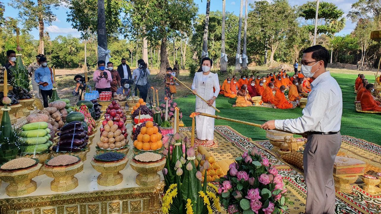 ពិធីក្រុងពាលី ដើម្បីប្រារព្ធពិធីបុណ្យដឹងគុណមហាវីរៈដូនតានៅបរិវេណខាងមុខប្រាសាទភ្នំបាខែង