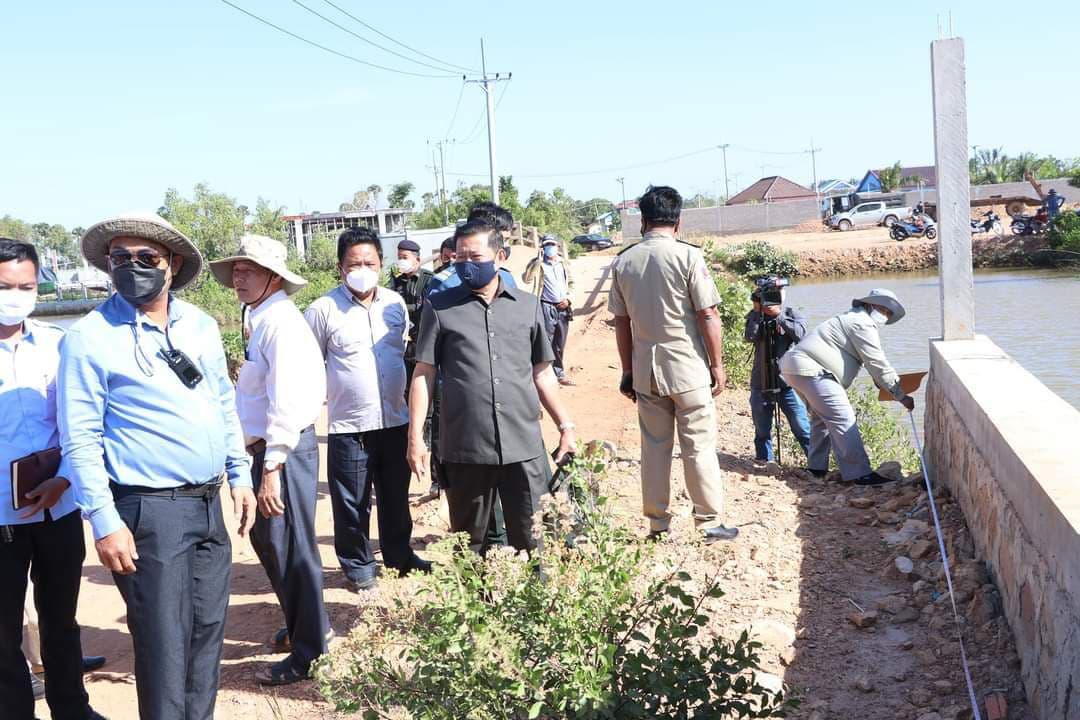 អាជ្ញាធរខេត្តកំពតបញ្ជាឱ្យគ្រឿងចក្រវាយកំទេចរបងបេតុងដែល អ្នករំលោភយកដីរដ្ឋតាមបណ្ដោយមាត់(ព្រែក) ក្បាលរមាស ក្នុងខេត្តកំពត