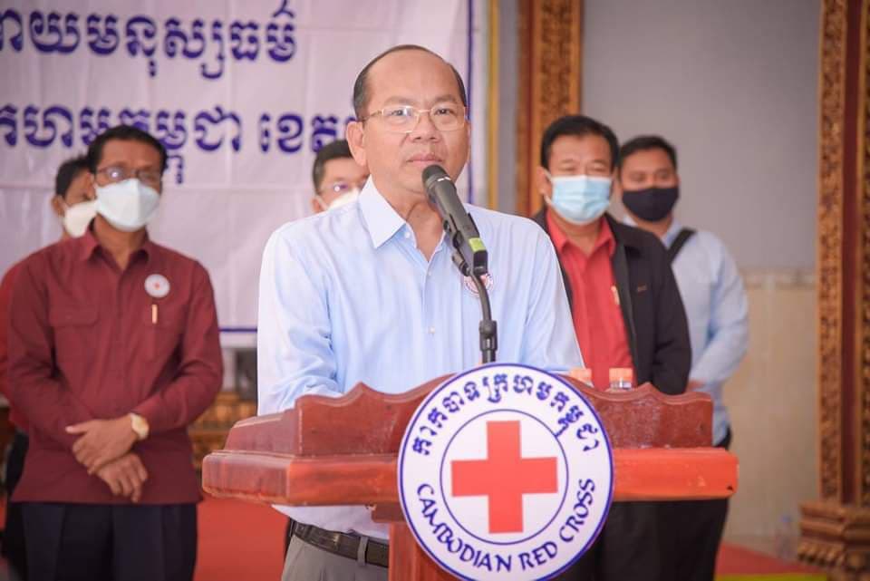 លោកតា លោកយាយ ជនពិការ ស្ត្រីខ្វះខាតស្បៀងចំនួន ១០៤ គ្រួសារ និងឣ្នកជំងឺឣេដស៍ ចំនួន ១២៥គ្រួសារ ទទួលបាន ឣំណោយ មនុស្សធម៌