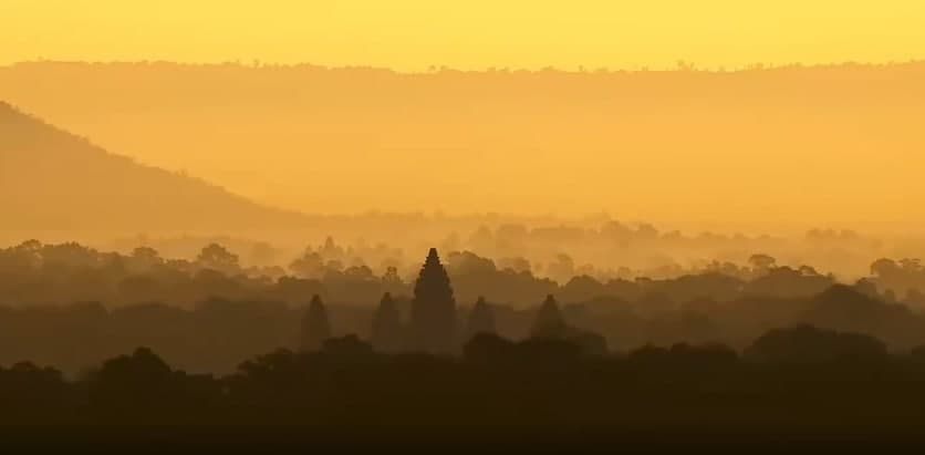 រមណីយដ្ឋានអង្គរ ជាបណ្ដុំស្ថាបត្យកម្មដ៏មហិមា កសាងឡើងដើម្បីឧទ្ទិសដល់ព្រះវិស្ណុ ក្នុងព្រហ្មញ្ញសាសនា