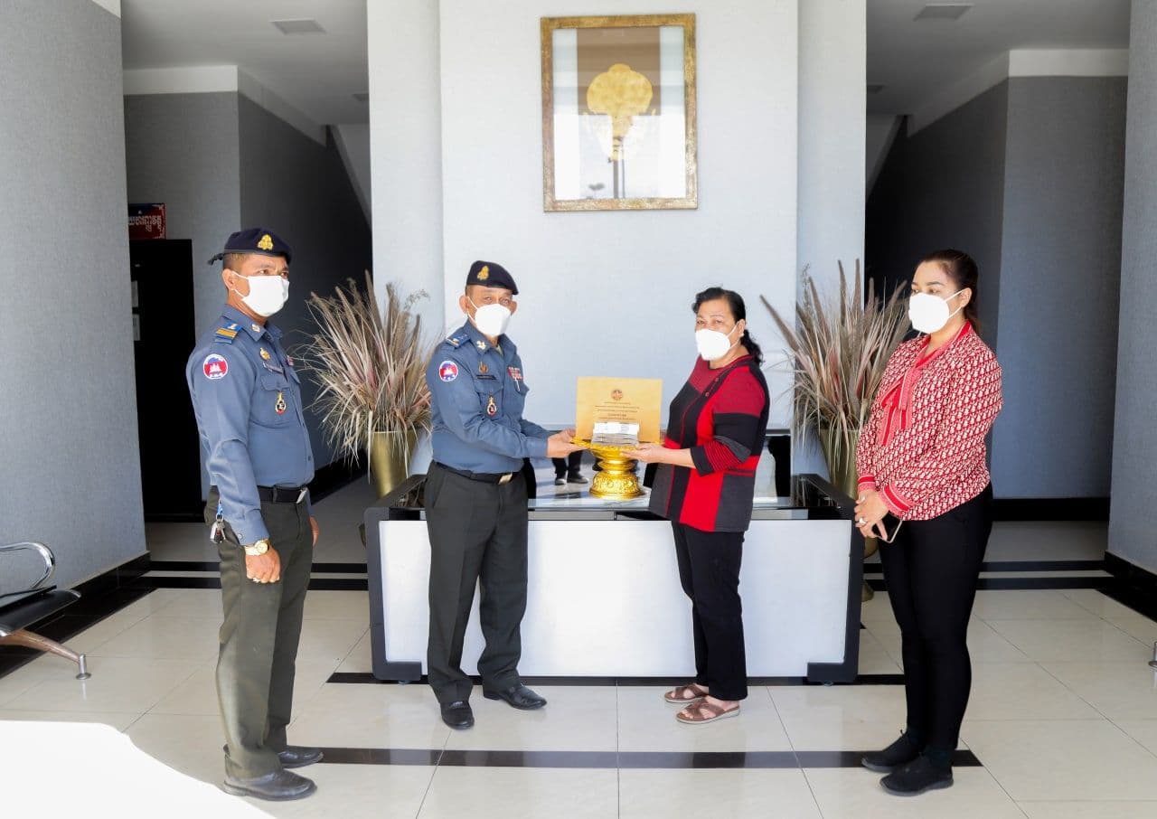 ថវិកាមូលនិធិមហាគ្រួសារកងរាជអាវុធហត្ថជាង ៤៤លានរៀល ត្រូវបានប្រគល់ជូនគ្រួសារសពសមាជិកមន្ត្រី អាវុធហត្ថរាជធានីភ្នំពេញ