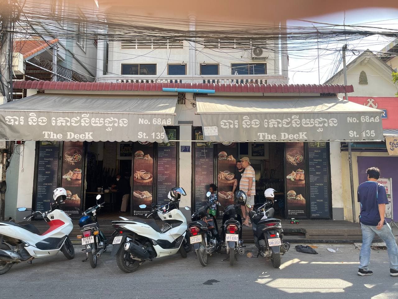 បុរសម្នាក់ លោតទម្លាក់ខ្លួនពីលើផ្ទះ បណ្តាលឱ្យស្លាប់ភ្លាមៗនៅនឹងកន្លែង ដោយមិនទាន់ដឹងមូលហេតុ