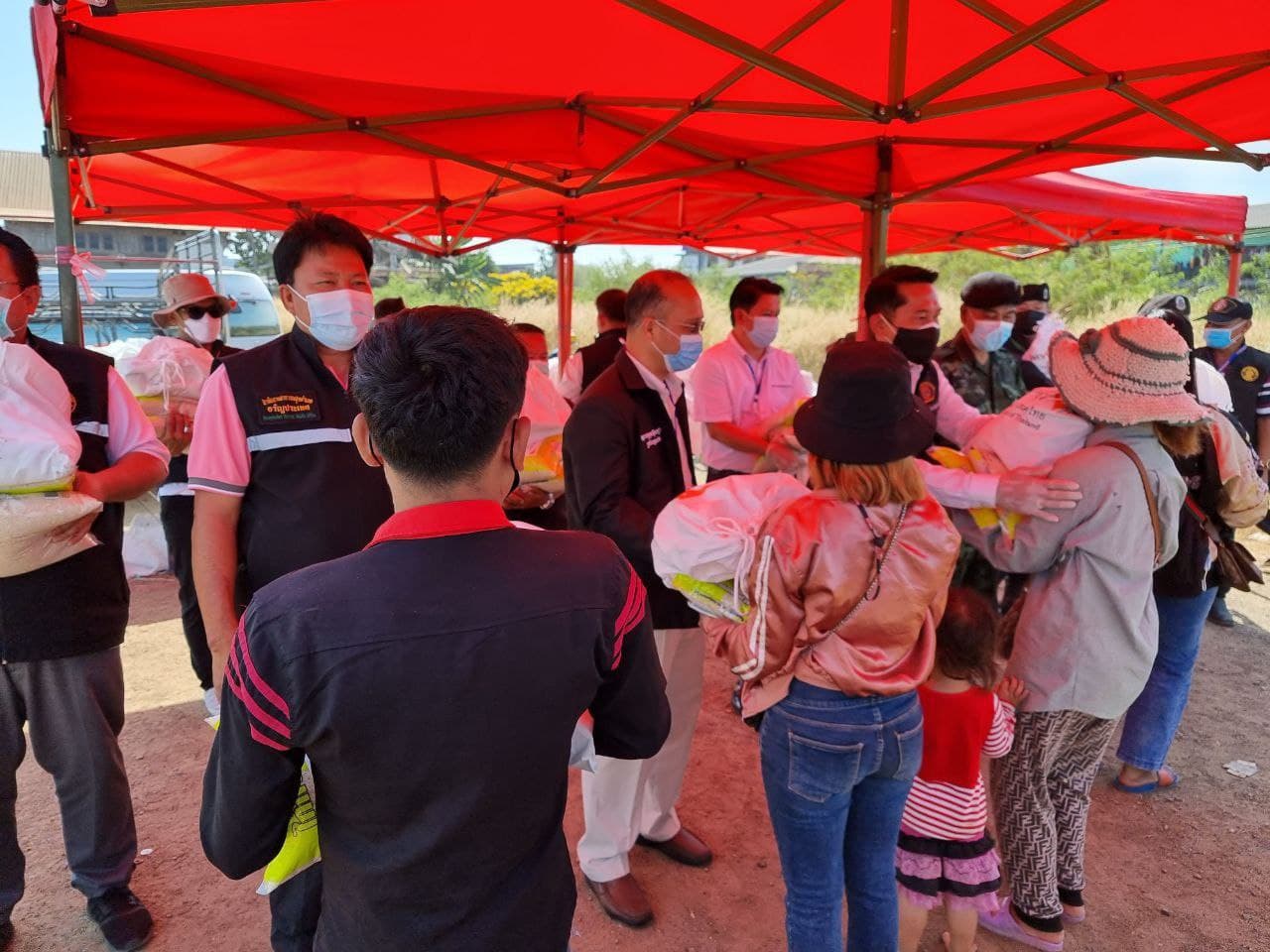 ក្រុមការងារស្ថានអគ្គកុងស៊ុលកម្ពុជាប្រចាំខេត្តសាកែវ ចុះជួបសួរសុខទុក្ខ និងបាននាំយកនូវស្បៀងអាហារ ទៅចែកជូនដល់បងប្អូនពលករ កម្មករខ្មែរ សរុបចំនួន១៦៧គ្រួសារ