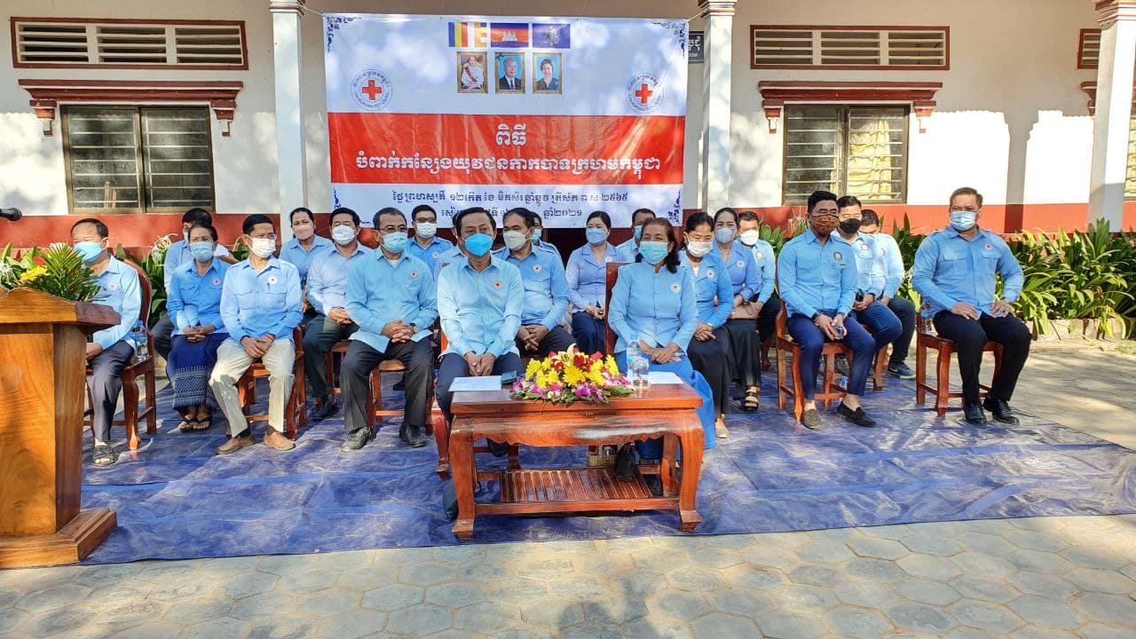 ពិធីបំពាក់កន្សែងយុវជនកាកបាទក្រហមកម្ពុជា យុវសិស្សមកពីវិទ្យាល័យ ស្រុកសូទ្រនិគម ,ជីក្រែង និង ស្រុកស្វាយលើ ចំនួន ១៦២នាក់ ត្រូវបានធ្វើការបំពាក់ កន្សែងយុវជនកាកបាទក្រហមកម្ពុជា