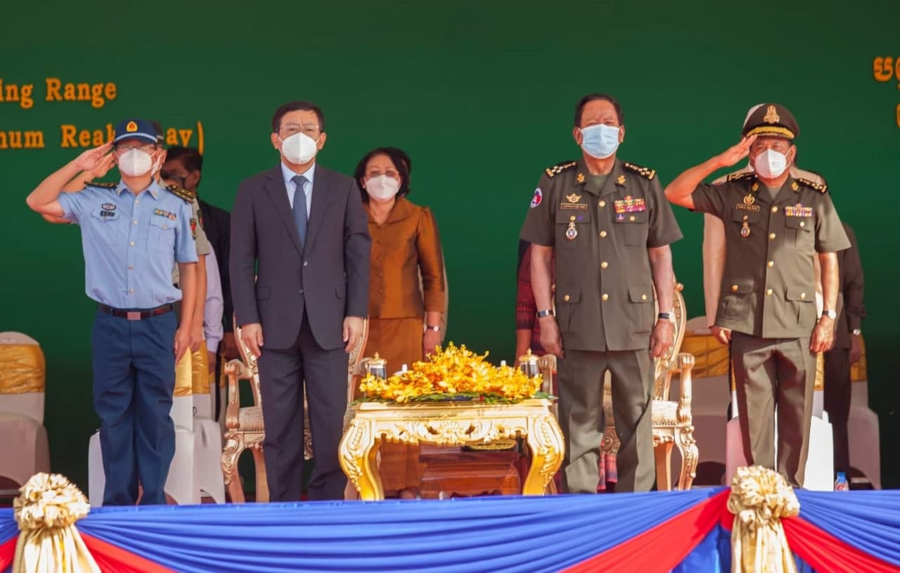សម្តេចពិជ័យសេនា ទៀ បាញ់ និងឯកឧត្តម វ៉ាង វិនធាន អញ្ជើញបញ្ចុំបឋមសិលាចិន ទីលានបាញ់គ្រាប់ពិត នៅមជ្ឈមណ្ឌលហ្វឹកហ្វឺនអាវុធហត្ថភ្នំជុំរីករាយ ជាជំនួយឥតសំណងរបស់ចិនផ្តល់ដល់កម្ពុជា
