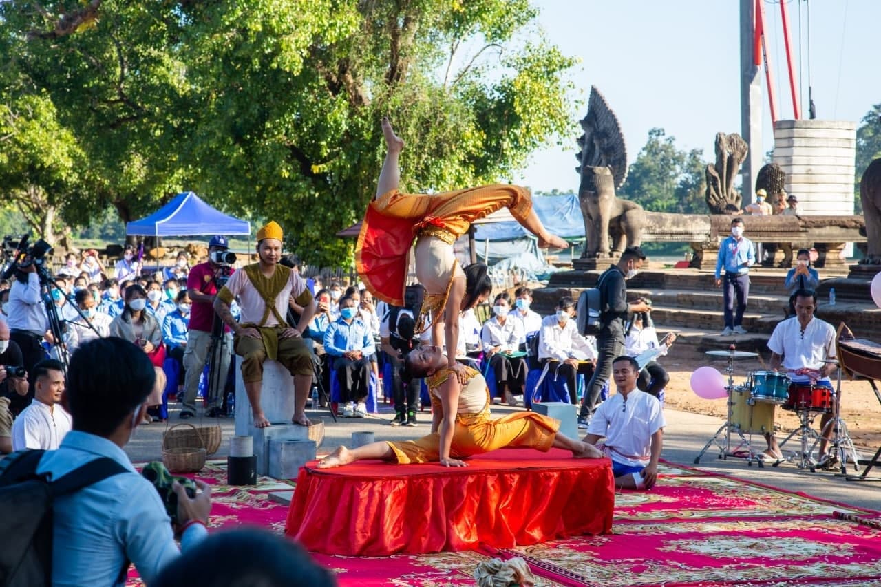 កម្ពុជា​រួមកម្លាំង​គ្នា​គាំទ្រ​ព្រឹត្ដិការណ៍​មហោស្រព​សិល្បៈ​អន្ដរជាតិ​អង្គរក្នុង​ខេត្ត​សៀមរាប ខណៈ​​​​ទីក្រុងនេះ​អបអរ​​​ឋានៈ​របស់​ខ្លួន​​​ជា​​ទីក្រុង​​​វប្បធម៌​អាស៊ាន​​ឆ្នាំ​២០២០-២០២២