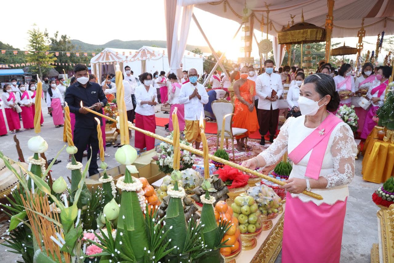 លោកជំទាវ ម៉ែន សំអន ៖ ព្រះពុទ្ធរូប ៨៤.០០០អង្គនៅវត្តពុទ្ធមណ្ឌលគិរីកម្ពុជាត្រូវបានប្រារព្ធពិធីពុទ្ធាភិសេក តាមបែបប្រពៃណីព្រះពុទ្ធសាសនា
