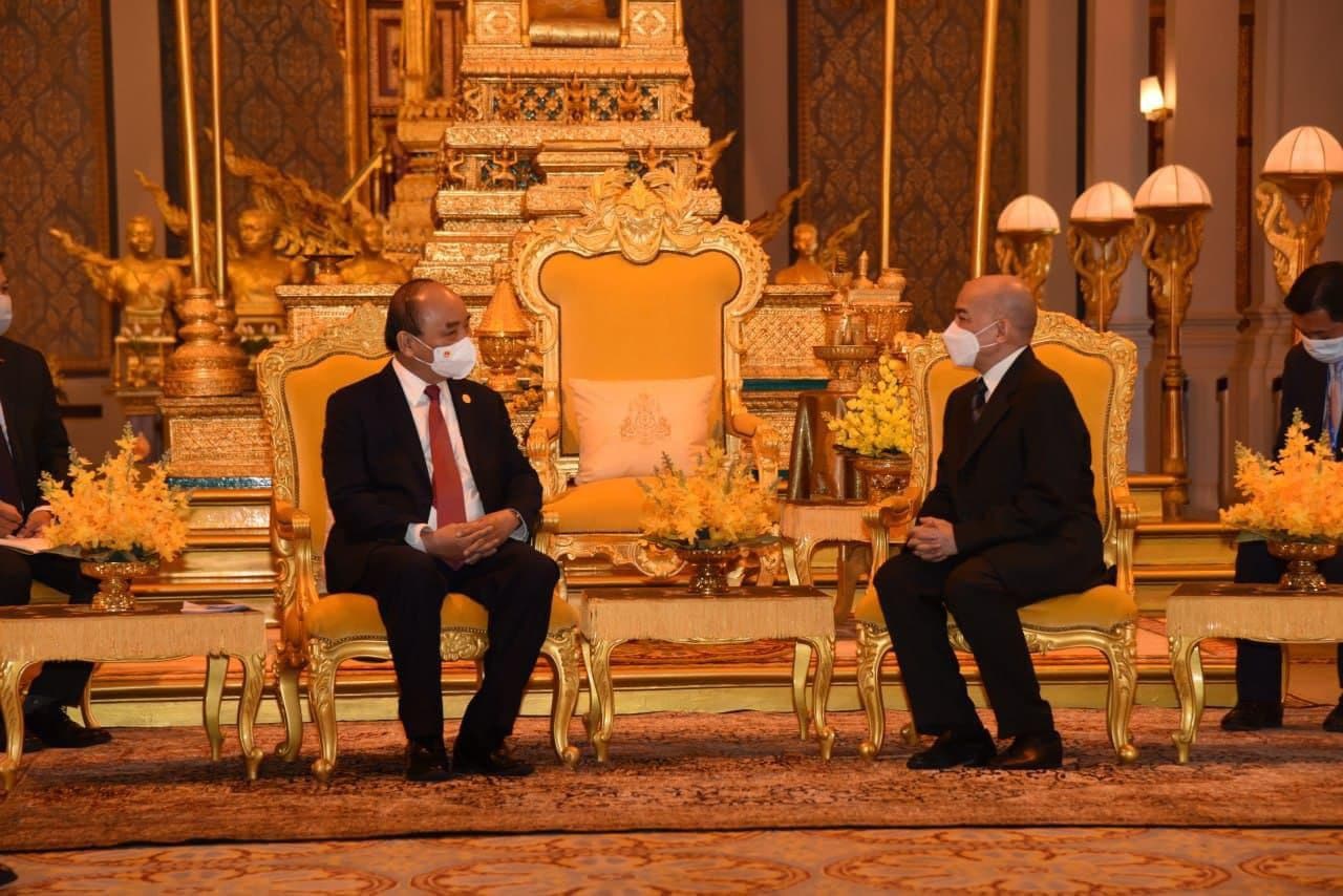 ព្រះករុណា ព្រះបាទសម្ដេចព្រះបរមនាថ នរោត្តម សីហមុនី ព្រះមហាក្សត្រ នៃព្រះរាជាណាចក្រកម្ពុជា ជាទីសក្ការៈដ៏ខ្ពង់ខ្ពស់បំផុត ស្តេចយាងជាព្រះរាជាធិបតី ពិធីបដិសណ្ឋារកិច្ចទទួលស្វាគមន៍ ឯកឧត្តម ង្វៀន សួនហ្វ៊ុក (NGUYEN XUAN PHUC) ប្រធានរដ្ឋ នៃសាធារណរដ្ឋសង្គមនិយមវៀតណាម និងគណៈប្រតិភូ នៅខាងមុខព្រះទីនាំងទេវាវិនិច្ឆ័យ ព្រះបរមរាជវាំង