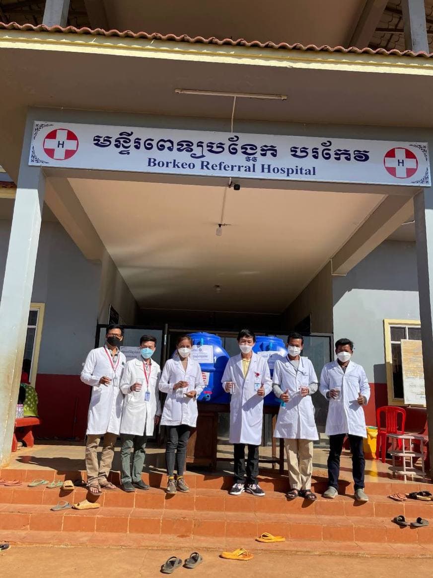 សង្គមស៊ីវិលចិនបានផ្តល់សម្ភារៈបរិក្ខាការិយាល័យមួយចំនួនសរុបជាទឹកប្រាក់៤៦៣៥០០០រៀលផ្តល់ជូនដល់មន្ទីរពេទ្យបង្អែកបរកែវ