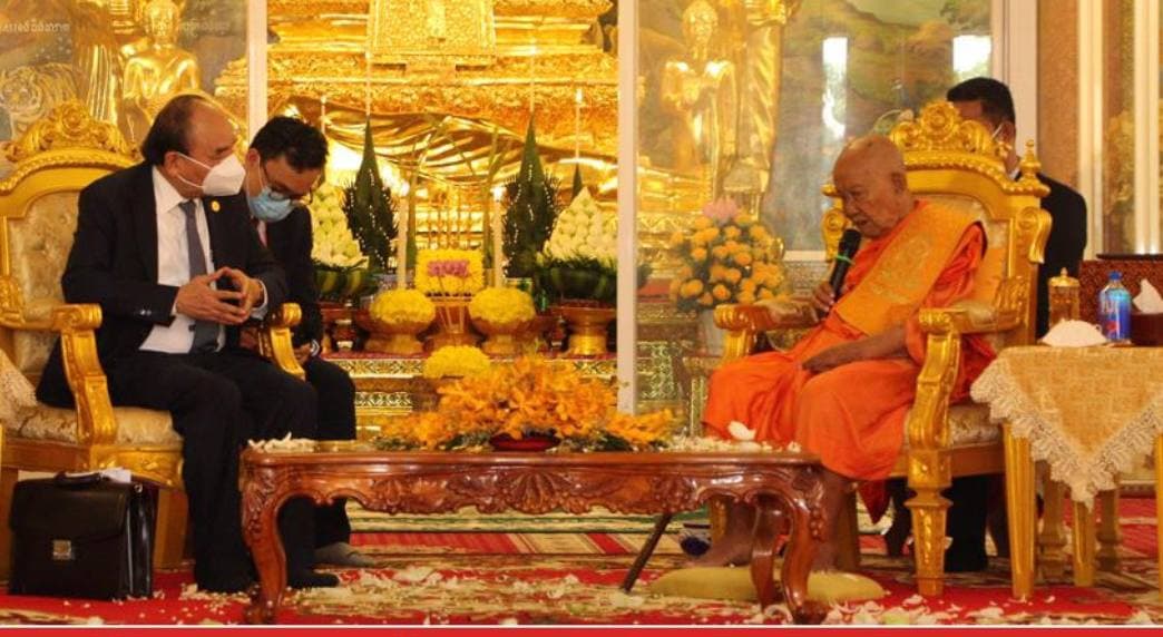 ព្រឹកនេះ ប្រធានាធិបតីវៀតណាម ចូលថ្វាយបង្គំគាល់ សម្តេចព្រះសង្ឃរាជទាំងពីរនិកាយរបស់កម្ពុជា