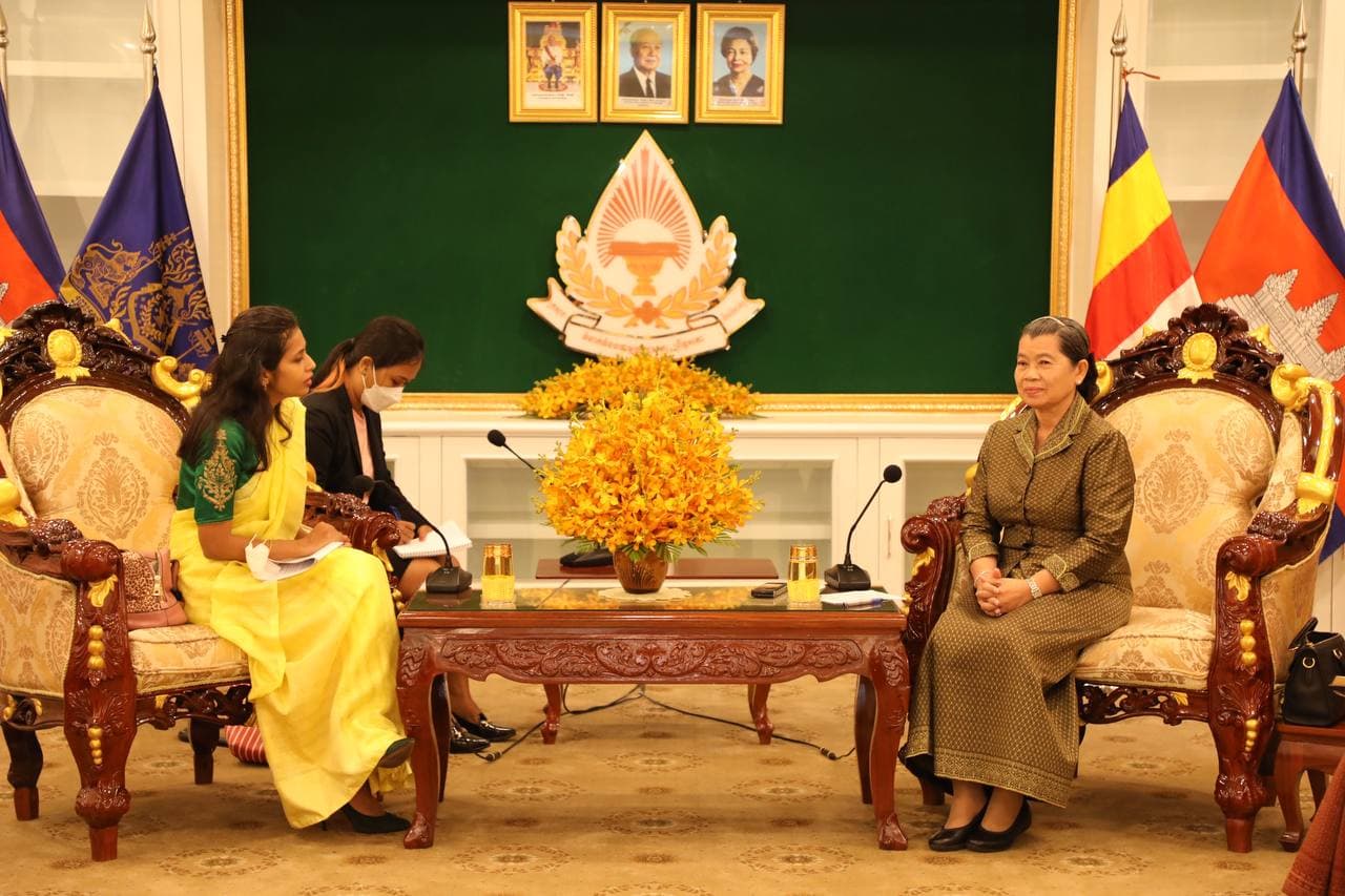 លោកជំទាវ ម៉ែន សំអន សាទរចំពោះ លោកជំទាវ ដេវីយ៉ានី ខូប្រាហ្គាដេ ដែលមកបំពេញបេសកកម្មការទូតប្រចាំនៅកម្ពុជា និងបានស្នើឲ្យភាគីឥណ្ឌាជួយបណ្តុះបណ្តាលជំនាញអធិការកិច្ចដល់កម្ពុជា