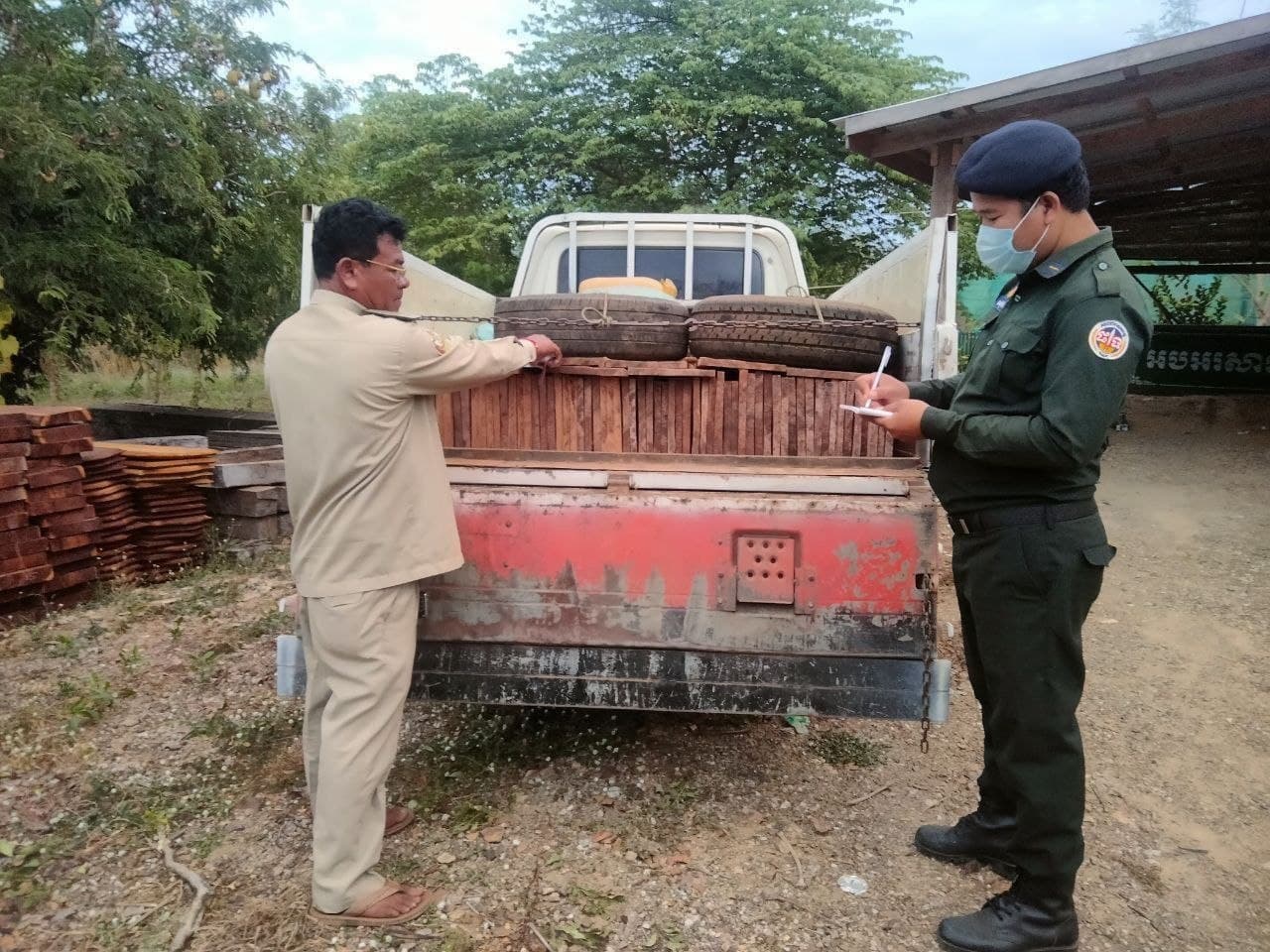 សមត្ថកិច្ចស្រុកជ័យសែន ខេត្តព្រះវិហារ បង្ក្រាបរថយន្តដឹកជញ្ជូនឈើ មេឈ្មួញចាស់វស្សាម្នាក់ ខណៈបានប្រព្រឹត្តបទល្មើសព្រៃឈើ ស្ទើរជារៀងរាល់ថ្ងៃ