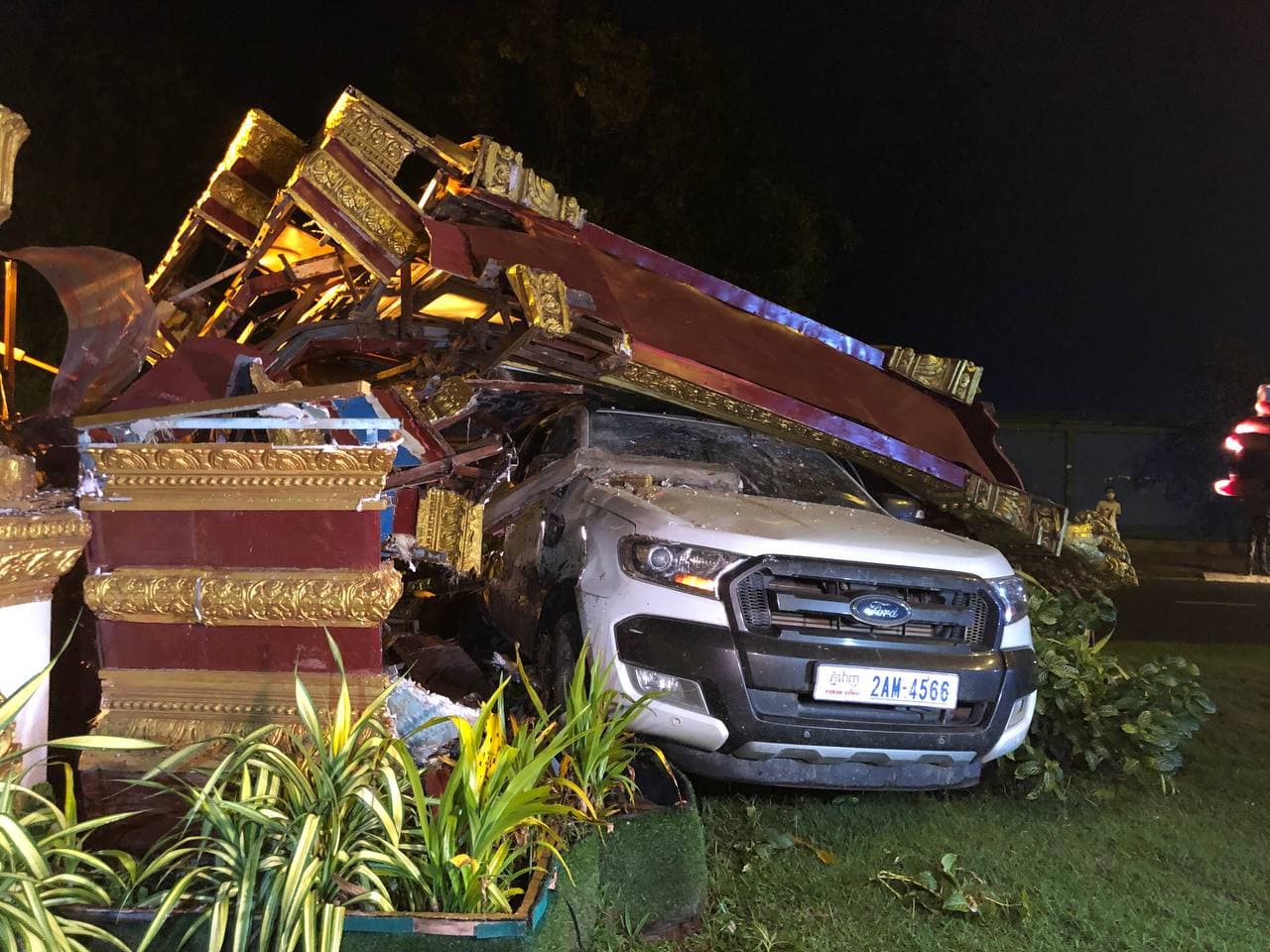 រថយន្ត Ford Ranger បោលបុកឃឿនសួនច្បារផ្លោងទៅបុករូបសំណាក់ព្រះឆាយល័ក្ខណ៍នៅផ្លូវព្រះសុីសុវត្តិ បន្ថែម  រងការខូចខាតយ៉ាងដំណំ