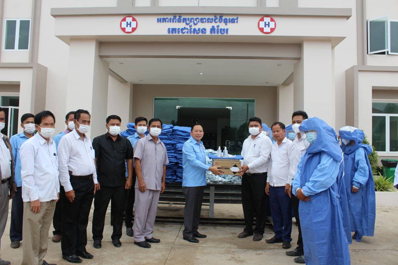 ឯកឧត្តម ចាយ បូរិន បាននាំយកអំណោយឯកឧត្តមបណ្ឌិត ហ៊ុន ម៉ាណែត និងលោកជំទាវ ពេជ ចន្ទមុន្នី ប្រគល់ជូនក្រុមគ្រូពេទ្យ នៅមន្ទីរពេទ្យបង្អែក ស្រុកតំបែរ ខេត្តត្បូងឃ្មុំ