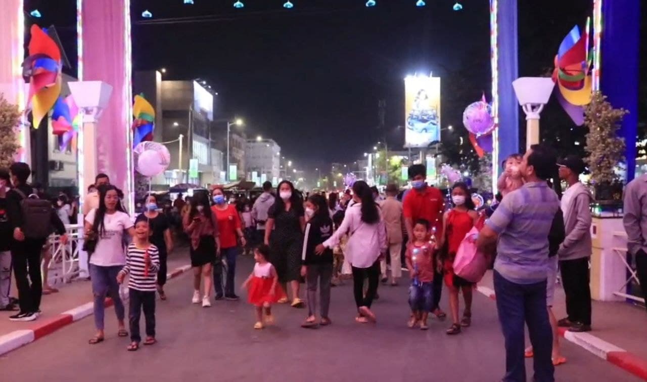 ក្រុងសៀមរាបនៅរាត្រីបុណ្យណូអែលមានបងប្អូនប្រជាពលរដ្ឋយ៉ាងច្រើនមកដើរលេងកំសាន្ត ខណ:ពេលដែលខេត្តសៀមរាបកំពុងតុបតែងលម្អសម្រាប់ឆ្លងឆ្នាំសកលនាពេលខាងមុខ