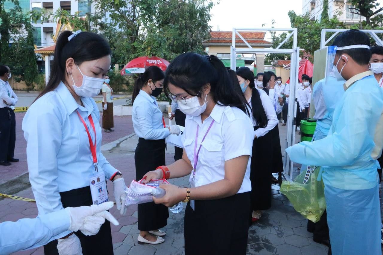 អភិបាលខណ្ឌចំការមន ចុះពិនិត្យការការពារនៅតាមមណ្ឌលប្រឡងសញ្ញាបត្រមធ្យមសិក្សាទុតិយភូមិ ទាំង ០៣មណ្ឌល នៅក្នុងមូលដ្ឋាន