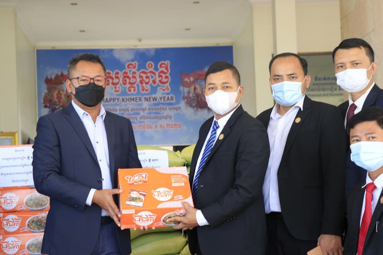 រដ្ឋបាលខេត្តសៀមរាប ទទួលអំណោយរបស់ សមាគមសហព័ន្ធអភិវឌ្ឍន៍ដីធ្លី និងសំណង់កម្ពុជា