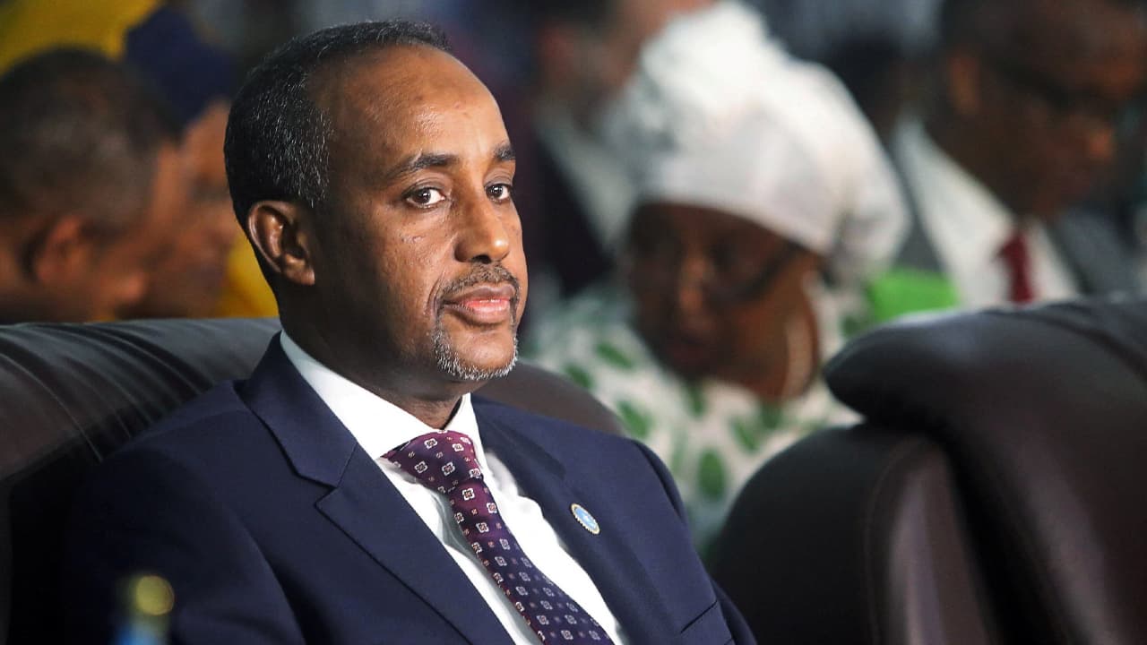 ប្រធានាធិបតីសូម៉ាលី 🇸🇴 លោក Mohamed Abdullahi Mohamed ប្រកាសព្យួរតំណែងលោកនាយករដ្ឋមន្ត្រី Mohamed Hussein Roble ជុំវិញបញ្ហាអំពើពុករលួយ