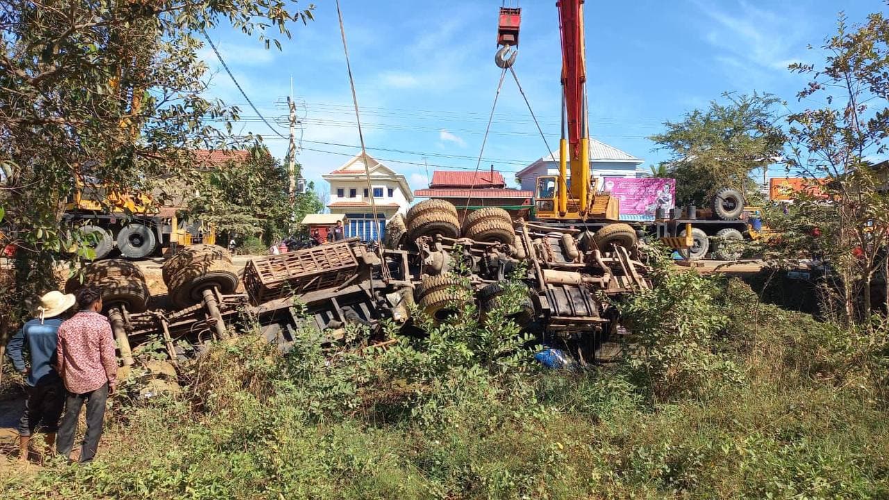 រថយន្តដឹកកៅស៊ូខ្មៅធ្លាក់ផ្លូវក្រលាប់នៅសង្កាត់គងនយទាំងព្រឹក សំណាងល្អគ្មានអ្នករបួស
