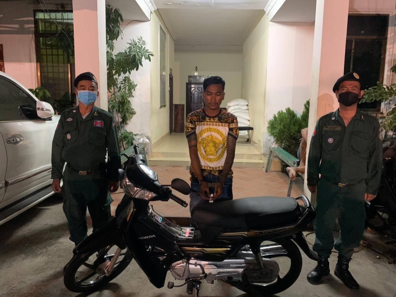 ជនសង្ស័យម្នាក់ ធ្វើសកម្មភាពឆក់ទូរស័ព្ទដៃ ត្រូវបានសមត្ថកិច្ចឃាត់ខ្លួន