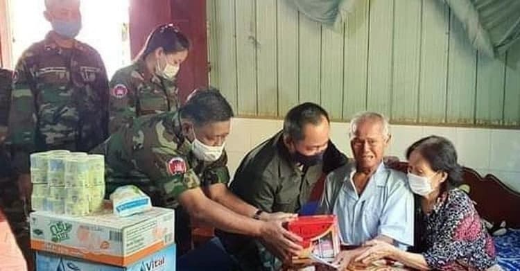 មេបញ្ជាការតំបន់ប្រតិបត្តិការសឹករងព្រះវិហារ នាំយកអំណោយឧបត្ថម្ភដល់ អឌិតប្រធានសាលាដំបូងខេត្តព្រះវិហារ