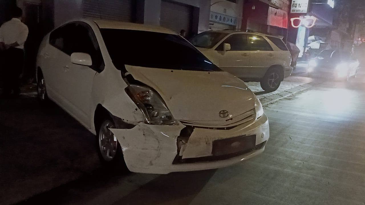 រថយន្ត mazda បត់ត្រឡប់ក្រោយមិនប្រយ័ត្នរថយន្ត prius បុកពីចំហៀងរងការខូចខាត ភាគីទាំងពីរដោះស្រាយគ្នាមិនត្រូវ