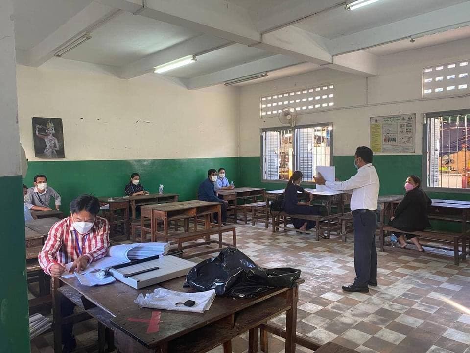 សកម្មភាពពិនិត្យផ្ទៀងផ្ទាត់ ចុះអក្សរសម្ងាត់ និងកាត់ក្បាលសន្លឹកកិច្ចការបេក្ខជនប្រឡងសញ្ញាបត្រមធ្យមសិក្សាទុតិយភូមិនៅតាមមណ្ឌលកំណែទាំង១០