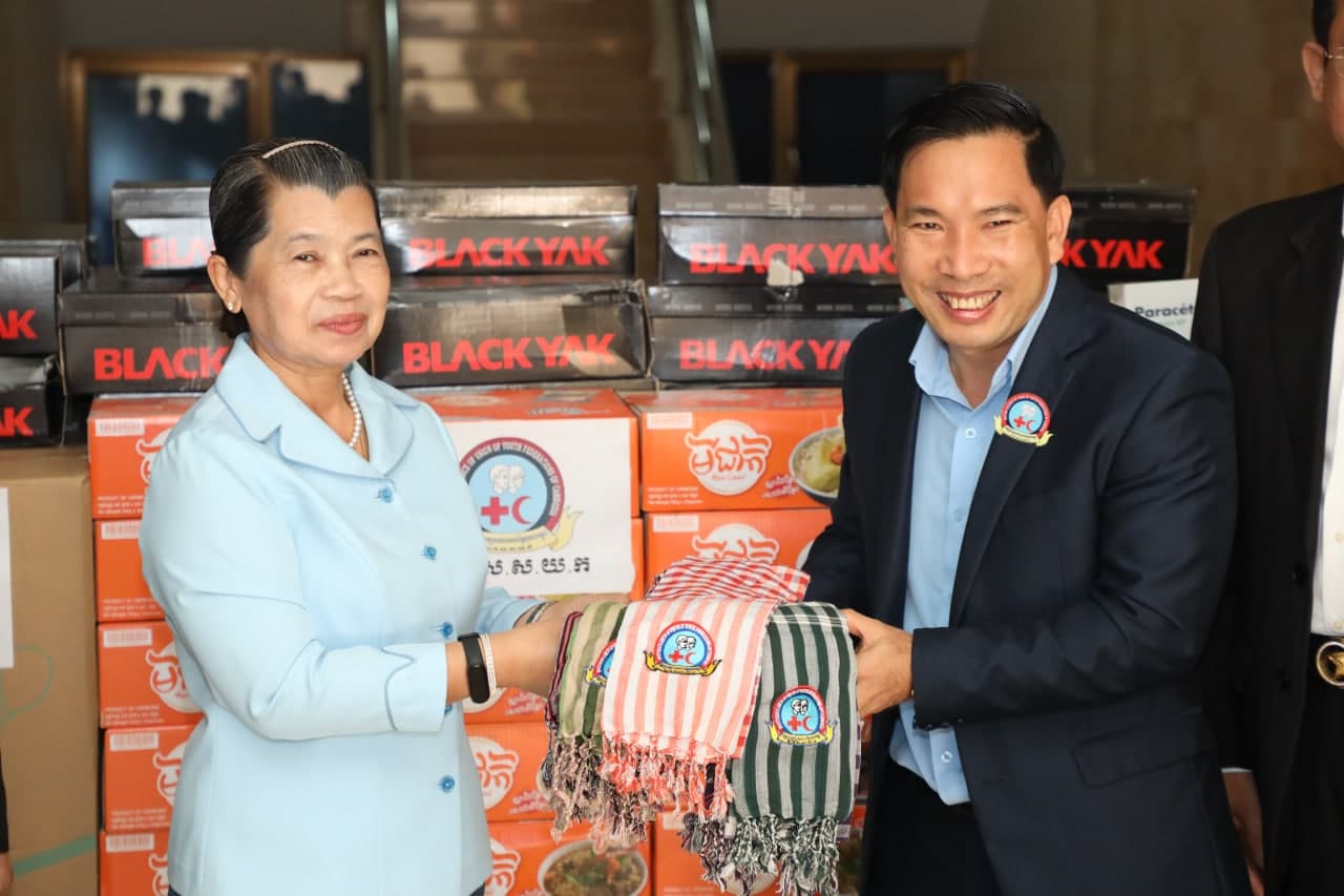 លោកជំទាវកិត្តិសង្គហបណ្ឌិត ម៉ែន សំអន អរគុណដល់ថ្នាក់ដឹកនាំ នៃសម្ព័ន្ធក្រុមគ្រូពេទ្យសហភាពសហព័ន្ធយុវជនកម្ពុជា ដែលបានចូលរួមយ៉ាងសកម្ម ក្នុងយុទ្ធនាការប្រយុទ្ធប្រឆាំងនឹងជំងឺកូវីដ១៩នៅកម្ពុជា