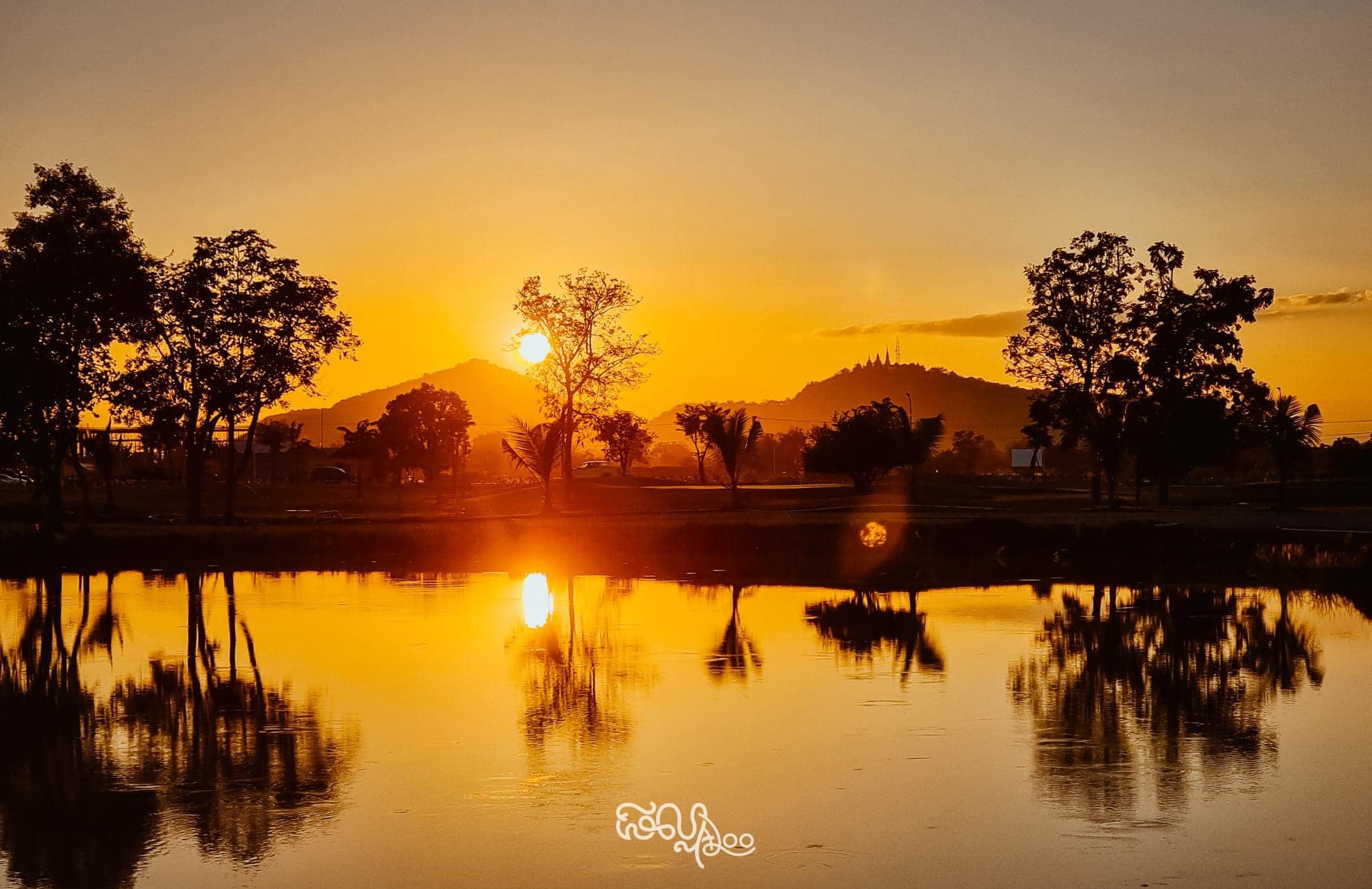 ទេសភាពភ្នំសំពៅនាថ្ងៃលិច