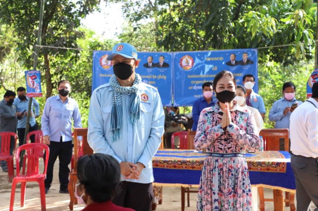 ក្រុមការងារគណបក្សប្រជាជនកម្ពុជានៅស្រុកពារាំងចុះចែកអំណោយដល់ពលរដ្ឋក្រីក្រជា ច្រើនគ្រួសារ