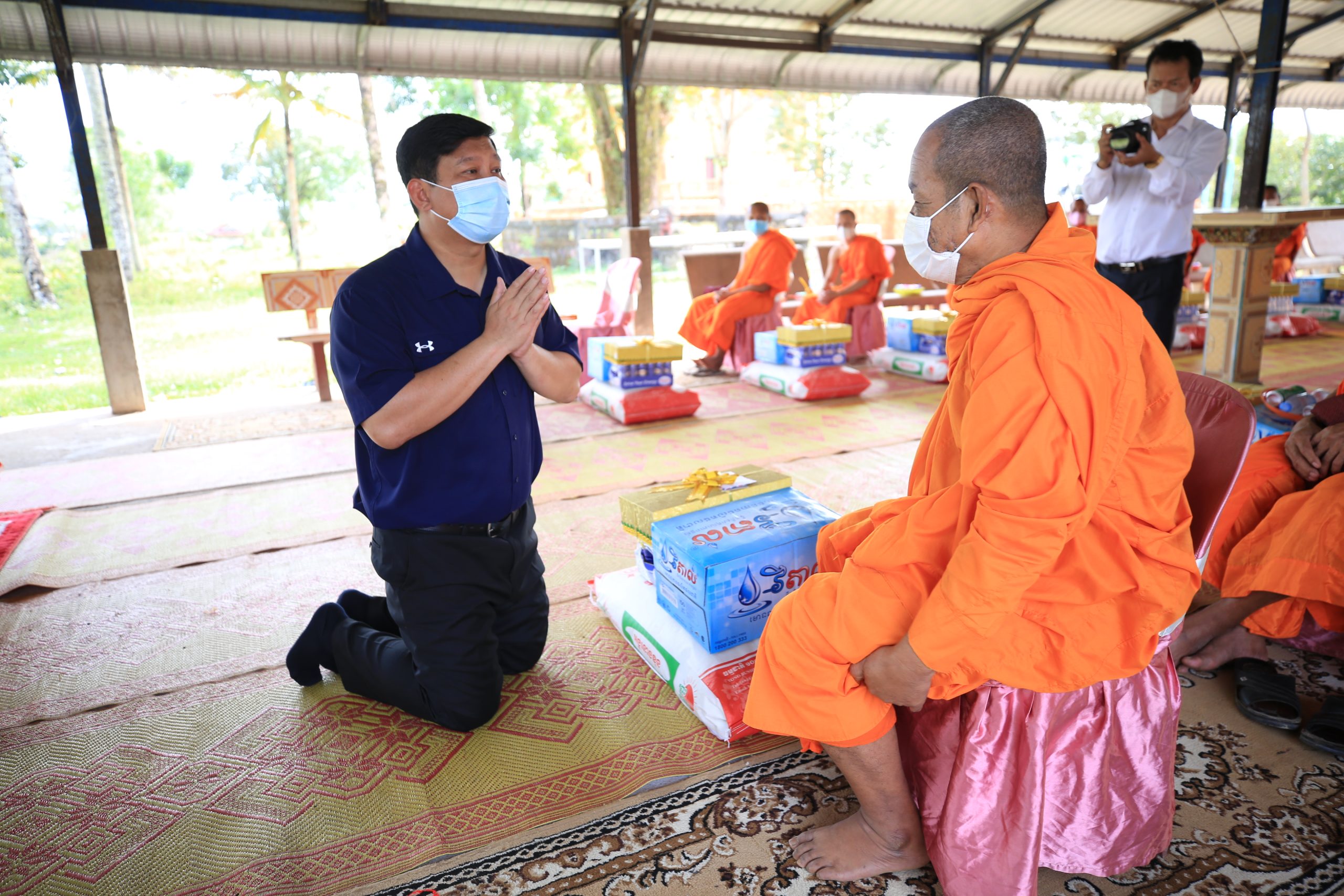 ក្រុមការងារចុះមូលដ្ឋានខេត្តព្រះសីហនុប្រគេនទេយ្យទានដល់ព្រះសង្ឃក្នុងស្រុកព្រៃនប់ខេត្តព្រះសីហនុ