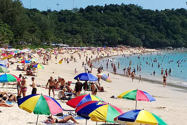អភិបាលខេត្តភូកេត (Phuket) បានប្រកាសថាខេត្តរបស់លោកនៅតែបន្តបើកទទួលអ្នកទេសចរ ទោះបីមានការឆ្លងកូវីដ