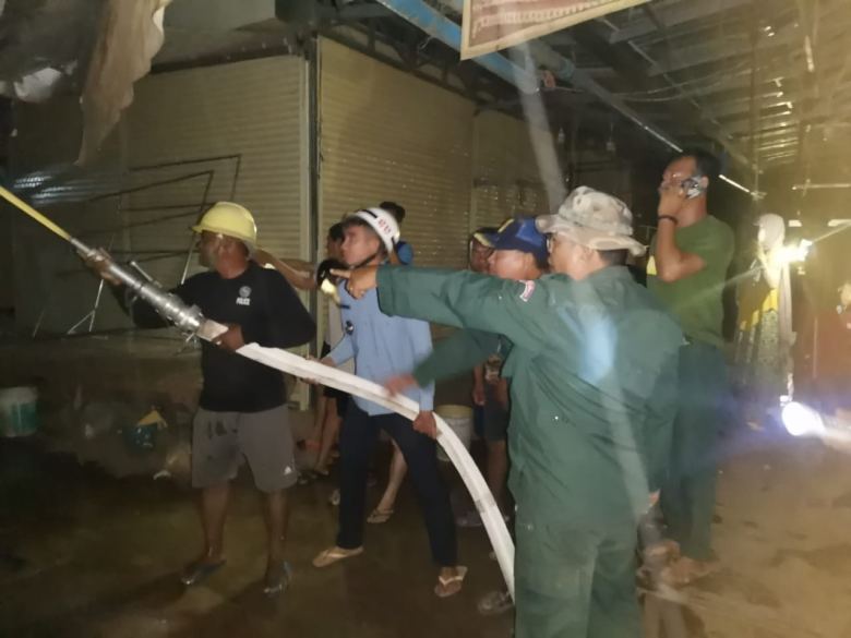 អគ្គិភ័យមួយបានឆាបឆេះតូបលក់ដូរនៅក្នុងផ្សារខ្នល់ទទឹងបណ្ដាលឱ្យរងការខូចខាត១២តូបគិតជាទឹកប្រាក់អស់រាប់ម៉ឺនដុល្លារ
