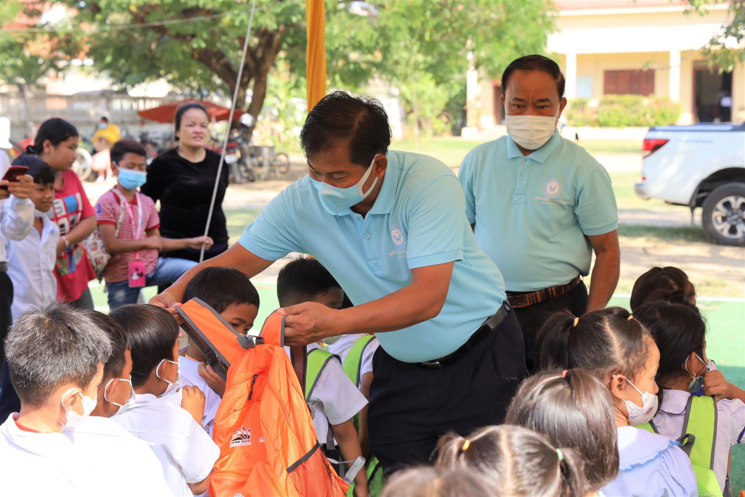 វេទិកាសម្ព័ន្ធសង្គមស៊ីវិលផ្តល់កញ្ចប់នៃក្តីស្រឡាញ់ដល់សិស្សានុសិស្សចំនួន៤០០នាក់ នៅសាលាបឋមសិក្សាមិត្តភាពកម្ពុជា-ចិន ឃ្មួញ
