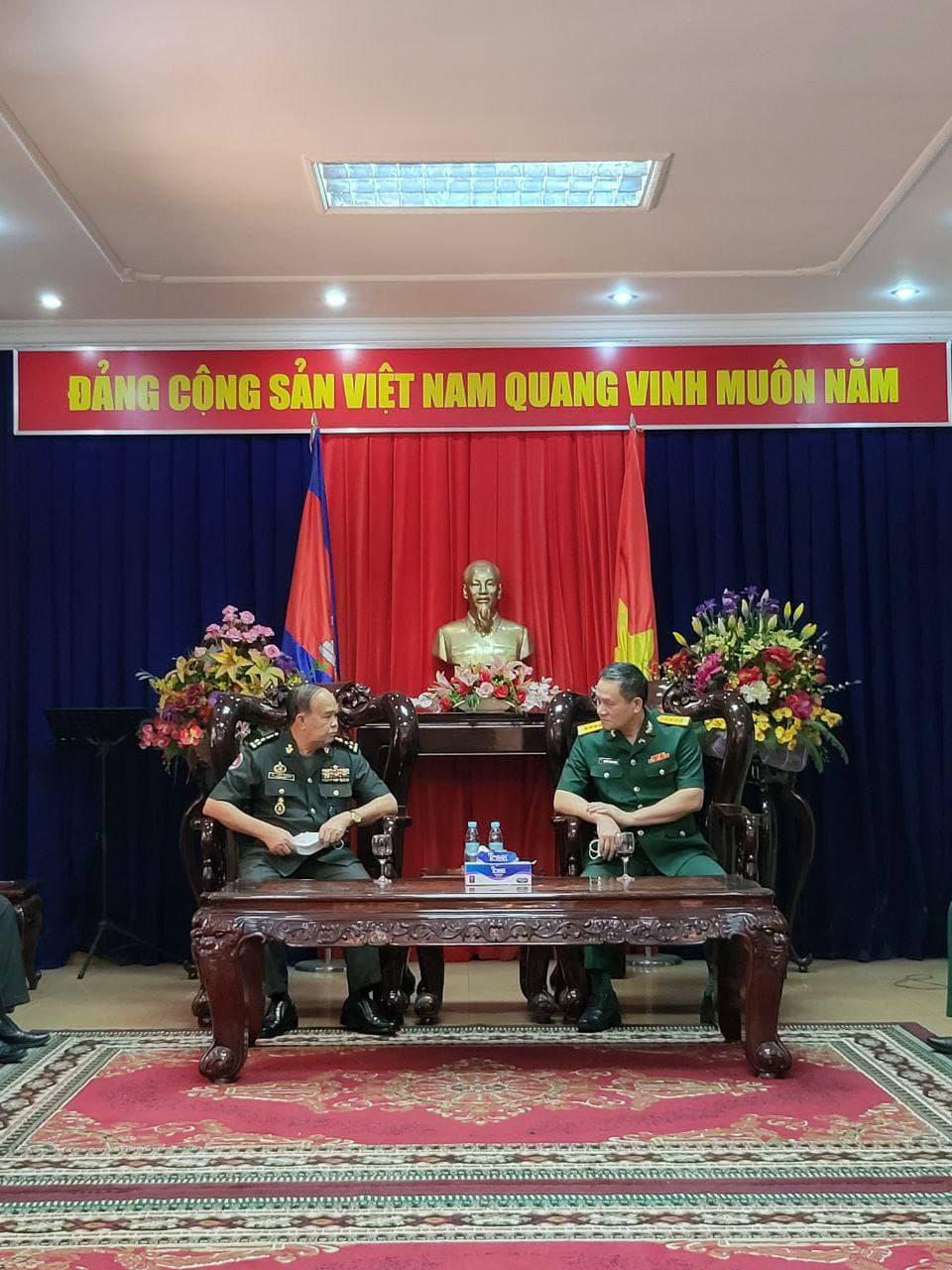 ឧត្តមសេនីយឯកម៉ៅ សុផាន់ ជួបសម្ដែងការ គួរសមនិងជូនពរការិយាល័យអនុព័ន្ធយោធាអមស្ថានទូតវៀតណាមប្រចាំកម្ពុជាក្នុងឱកាសអបអរសាទរពិធីចូលឆ្នាំថ្មីប្រពៃណីវៀតណាម