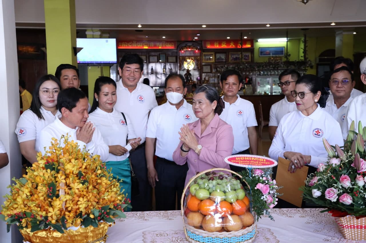 លោកជំទាវកិត្តិសង្គហបណ្ឌិត ម៉ែន សំអន អរគុណដល់ក្រុមការងារគ្រូពេទ្យស្ម័គ្រចិត្ត ឯកឧត្តម ហ៊ុន ម៉ានី ដែលបានព្យាបាលជូនប្រជាពលរដ្ឋដោយឥតគិតថ្លៃនៅទូទាំងប្រទេស