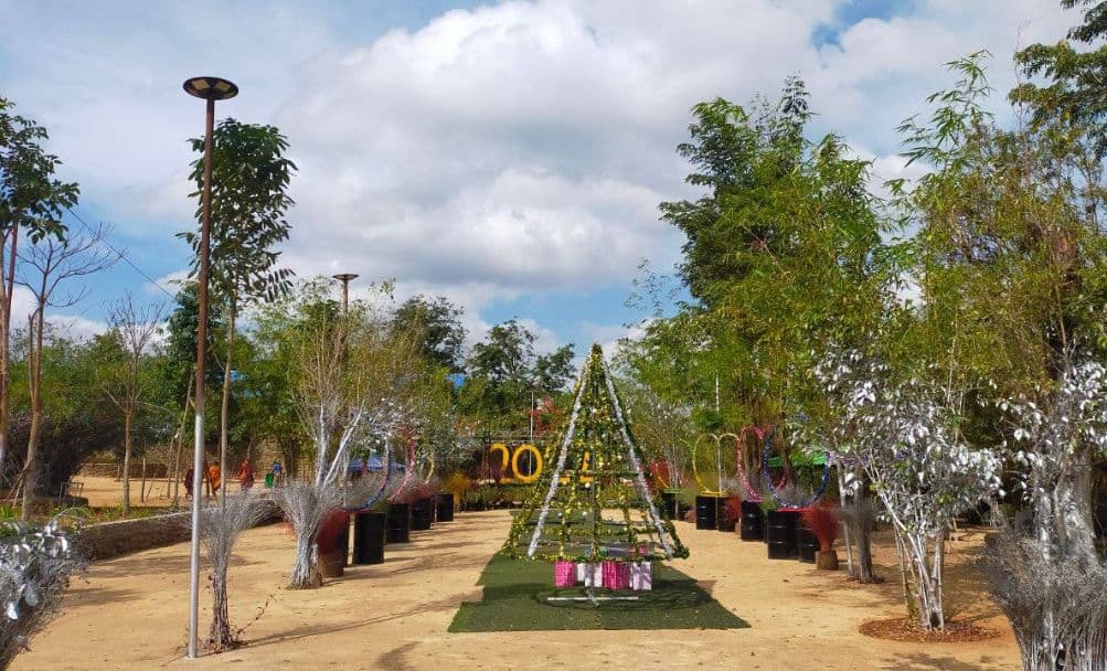 ថ្ងៃឆ្លងឆ្នាំសកល ឆ្នាំថ្មី ២០២២ ចំនួនភ្ញៀវទេសចរដែលមកកម្សាន្តនៅតាមគោលដៅទេសចរណ៍ និងរមណីយដ្ឋាននានាក្នុងខេត្តបាត់ដំបង មានចំនួនសរុបជាង ៧ម៉ឺននាក់